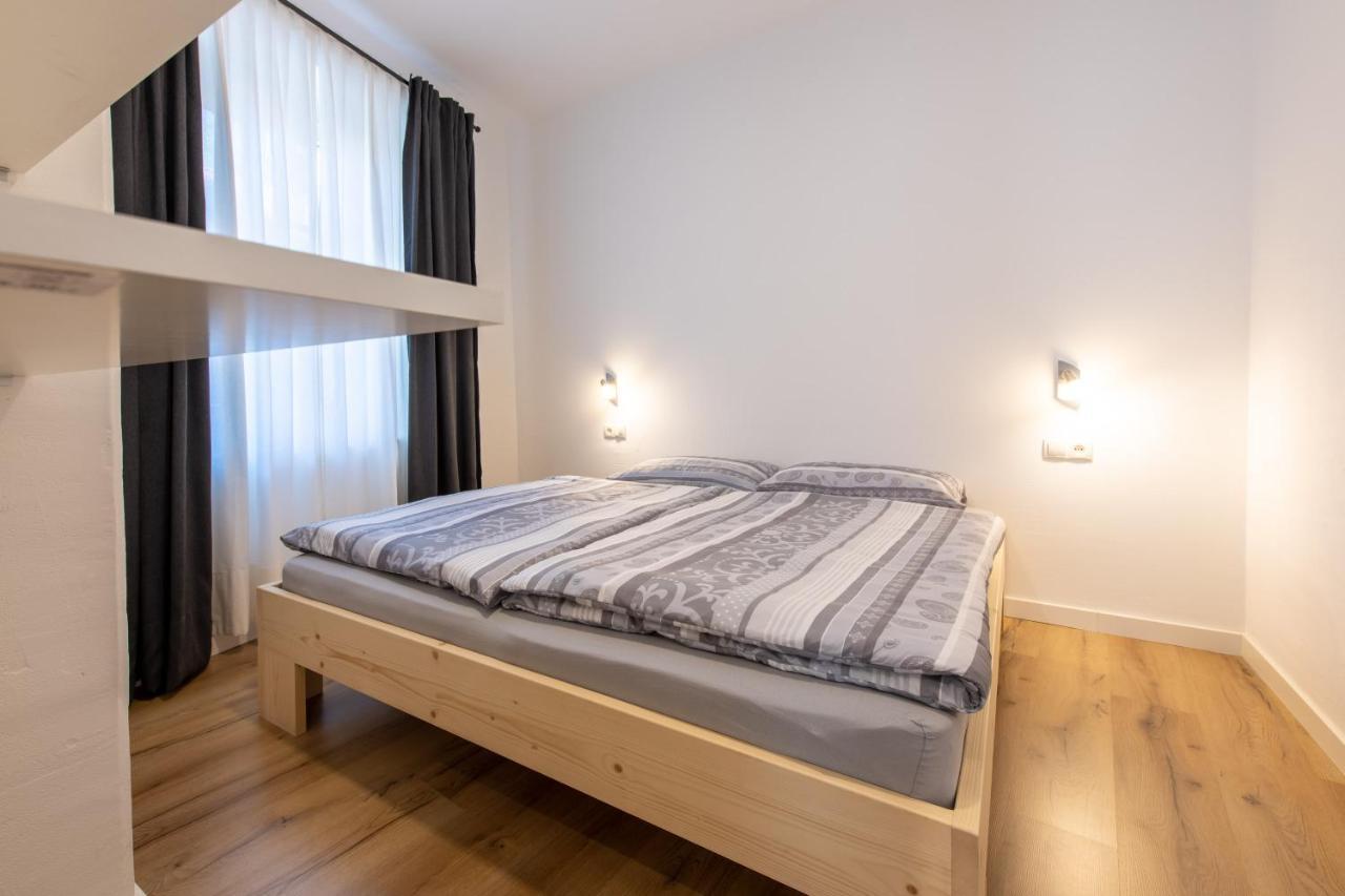 Heimat Living Like A Local Apartment Silandro Bagian luar foto