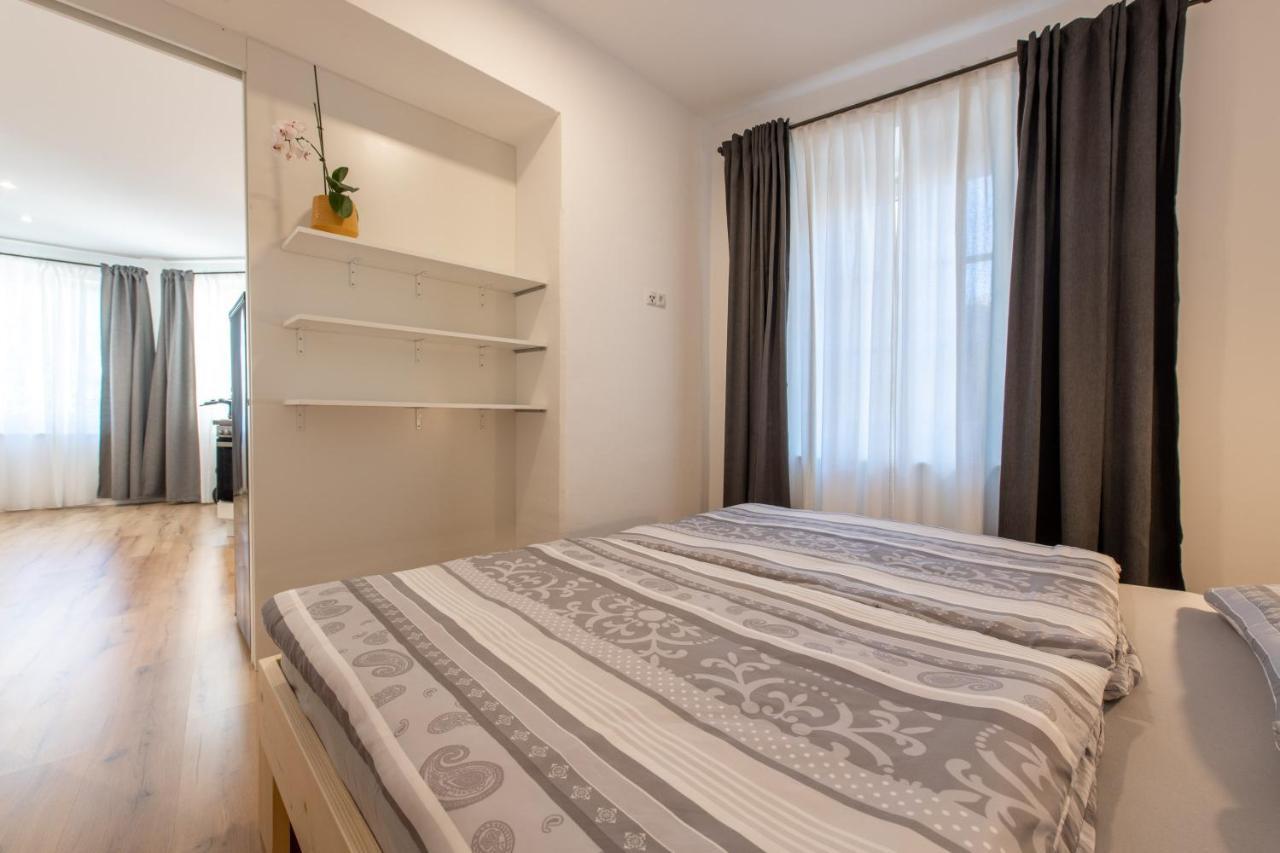 Heimat Living Like A Local Apartment Silandro Bagian luar foto